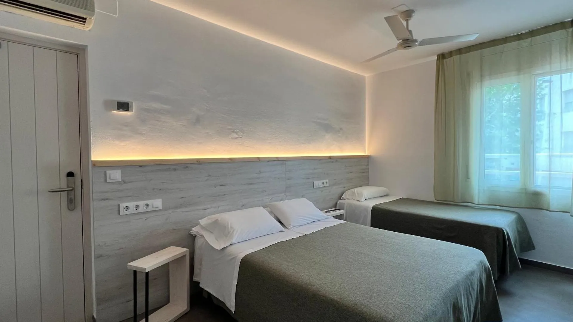 Hostal Rom Familiar Roses 2*,  Spain