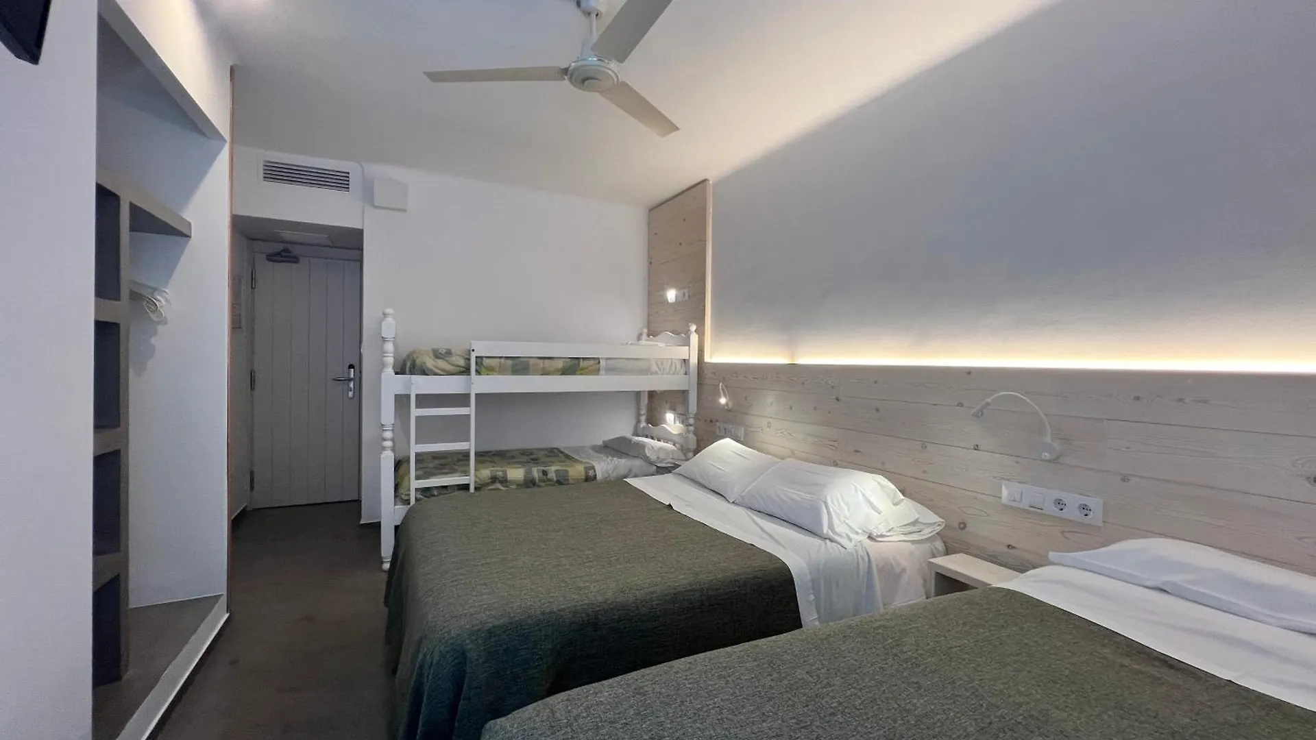 Hostal Rom Familiar Roses Spain
