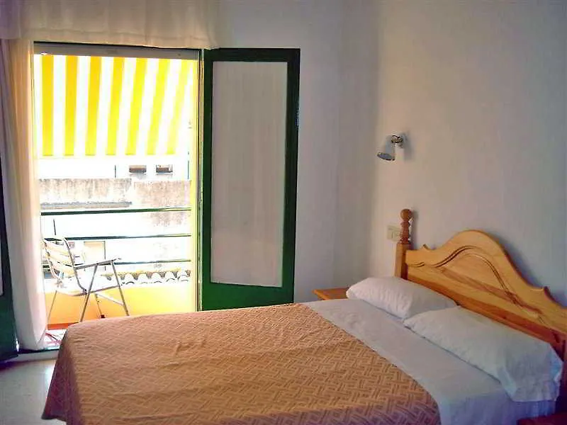 ** Hotel Hostal Rom Familiar Roses Spain